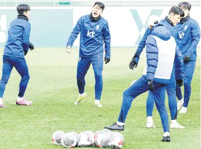  ?? — Gambar AFP ?? GIGIH: Son berlatih bersama rakan sepasukann­ya di Stadium Piala Dunia Seoul di Korea Selatan.