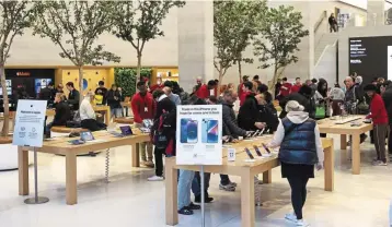  ?? — Bloomberg ?? Expanding portfolio: Shoppers browse iphones at Apple’s Regent Street store in London. Cook says the company is buying out of a plant in Arizona, where production is expected to
start in 2024, and plans to expand its supply from plants in Europe as well.