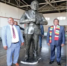  ??  ?? President Mnangagwa and Minister of State for Masvingo Provincial Affairs Ezra Chadzamira are dwarfed by a 5-tonne statue of President Mnangagwa which was made and presented by sculptor Sylvester Mugari at Masvingo Airport on Saturday