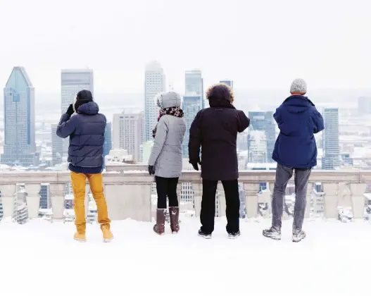  ?? CINDY BOYCE/LES ÉDITIONS CARDINAL ?? In addition to its inventive, accessible recipes, Susan Semenak’s Montréal l’hiver is a meditation on winter, featuring evocative images such as this view from the Mount Royal lookout.