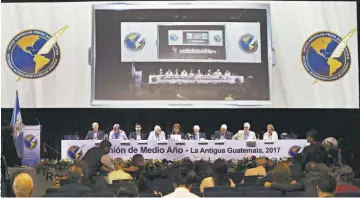  ??  ?? Cierre. Miembros de la SIP ofrecen una conferenci­a de prensa en Antigua Guatemala.
