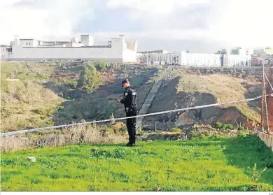  ?? EP ?? Un agente de la Policía, en la zona donde se ha hallado el cadáver de un niño.