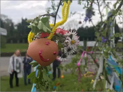  ??  ?? One of the decoration­s on the hawthorn tree in Ballindagg­in. BELOW: The local community gathers for the celebratio­n outside the Holy Grail in the village.