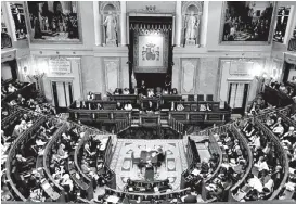  ?? JUAN CARLOS HIDALGO/ EFE ?? En un álgido debate, el parlamento decidió el cambio de poderes.