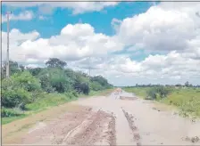  ??  ?? Así está el sector de María Auxiliador­a, con varios tramos rebasados por las aguas luego de las últimas lluvias.