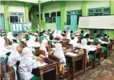  ?? MOCHAMMAD SUBCHAN ABDULLAH/JAWA POS RADAR BLITAR ?? DARURAT: Siswa kelas IV-B terpaksa belajar sementara di halaman madrasah kemarin (6/2) gara-gara tembok salah satu ruangan sudah retak.