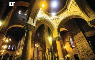  ??  ?? 1.Sobre los capiteles, que coronan las columnas, se ven grabados de hojas de maíz y mazorcas. El Baldaquino, en el Altar Mayor, está fabricado con mármol.