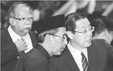  ??  ?? EXCHANGING VIEWS: Guan Eng talking to Mohd Rashid (second left) before the swearing-in ceremony in Dewan Seri Pinang. — Bernama photo