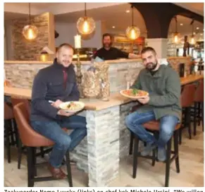  ?? FOTO JAN BRYS ?? Zaakvoerde­r Nemo Luyckx (links) en chef-kok Michele Ursini. “We willen alleen de echte Italiaanse pizza’s serveren. Geen pizza Hawaï dus”, zegt Nemo kordaat.