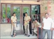  ?? MANOJ DHAKA/HT ?? ■ Cops deployed outside the hospital in Rewari during the raid by the income tax department officials on Wednesday.