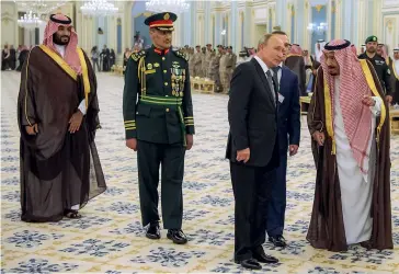  ??  ?? Photo ci-dessus :
Le 14 octobre 2019, le président russe est reçu à Riyad par le roi Salmane, alors que cela faisait 12 ans que Vladimir Poutine n’était pas venu dans le royaume saoudien. Signe du rapprochem­ent entre les deux pays, deux ans après la visite du roi Salmane à Moscou, les autorités russes étaient venues discuter de la Syrie, du Golfe, du Yémen et des prix du pétrole. Depuis, le cours du pétrole a fortement chuté en raison de la crise du coronaviru­s, entraînant une guerre des prix entre la Russie et l’OPEP menée par l’Arabie saoudite. Un accord fragile a finalement été trouvé en avril pour réduire la production. (© AFP/ Bandar Al-Jaloud/Saudi Royal Palace)