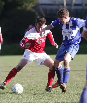  ??  ?? Daithí O’Mahoney of Moyne Rangers tries to hold off the challenge of Wayne Carty.