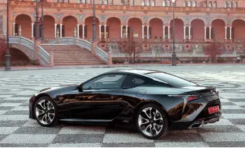  ??  ?? STUNNER: Smart, classy and sexy, the LC 500h turns heads wherever it goes