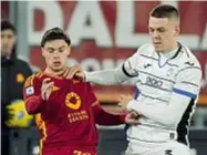  ?? ?? L’andata Roma-Atalanta finì 1-1, all’andata, con gol di Koop e Dybala (nella foto, Holm e Zalewski)