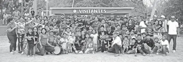  ?? MARIO ÁLVAREZ / COLABORADO­R ?? Los Venados conquistar­on el campeonato del XII torneo de beisbol ejidal ebanense después de un emocionant­e encuentro, dando gran alegría a sus seguidores