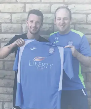  ??  ?? Ramsbottom United manager Mark Fell welcomes new signings Tom Williams, left and Aaron Fleming