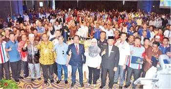  ??  ?? Zakaria (front, centre) at the closing ceremony of the Tadbir Urus Desa Infra-UniKL programme in Sandakan yesterday.