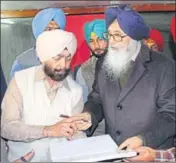  ?? SANJEEV SHARMA/HT ?? Former chief minister Parkash Singh Badal signing the entry register at the Vidhan Sabha on Monday; and (right) CM Capt Amarinder Singh with his cabinet colleague Brahm Mohindra outside the House.