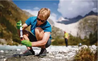  ?? (VALENTIN FLAURAUD/KEYSTONE) ?? Prélèvemen­t d’échantillo­ns au pied du glacier du Rhône.