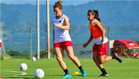  ?? PRENSa liGa ?? Jennie Lakip y Viviana Chinchilla durante una práctica de Alajuelens­e en el CAR.