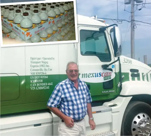  ??  ?? Robert Goyette devant un de ses camions auquel était accroché le conteneur renfermant les 20 000 bouteilles de sirop (mortaise).
