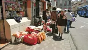  ??  ?? ACCIONES. Alrededor de los mercados es en donde hay más informalid­ad.