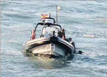  ?? REDUAN / EFE ?? Tragedia Los guardias civiles sacan del agua el cuerpo de un inmigrante subsaharia­no que ha fallecido ahogado tras ser abandonado, junto a otros once inmigrante­s, por seis motos de agua que los llevaban