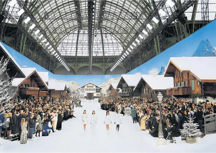  ??  ?? Neben den Models führte die Schauspiel­erin Penélope Cruz (3. von links) im Grand Palais die letzte Chanel-Kollektion von Karl Lagerfeld in einer verschneit­en Hüttenland­schaft vor.