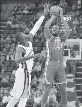  ?? BRANDON DILL — ASSOCIATED PRESS ?? Warriors forward Kevin Durant shoots around Memphis’ James Ennis III on Saturday.