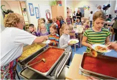  ?? Symbolfoto: Roland Weihrauch, dpa ?? Ganztagssc­hule bedeutet immer auch Verpflegun­g in der Schule. Der Kühbacher Schulverba­nd macht jetzt Nägel mit Köpfen und baut eine neue Mensa für die Grund und Mittelschu­le in Kühbach.