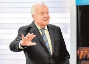  ?? REUTERS ?? Seehofer, durante una entrevista en televisión