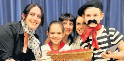  ??  ?? ●●Mum and daughter Janine Dunn and Amelia Leach and Lisa and Leo Baythorpe with Greennbank teaching assistant and French teacher and adopted Parisienne Christelle Abomnes