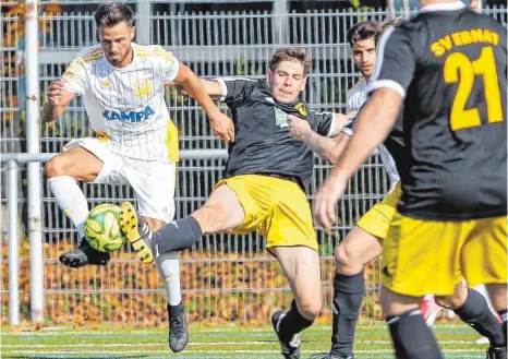  ?? FOTO: THOMAS SIEDLER ?? Ein Derby ohne Tore: Am Ende trennen sich Waldhausen (weißes Trikot) und Ebnat leistungsg­erecht 0:0.