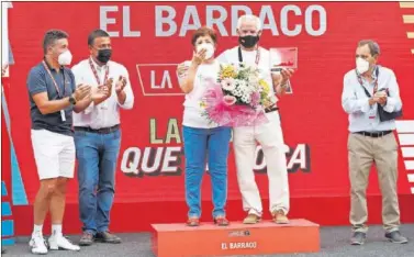  ??  ?? Carlos Sastre, primero por la izquierda, en el homenaje de ayer a su padre, Víctor, y su madre, Teresa.