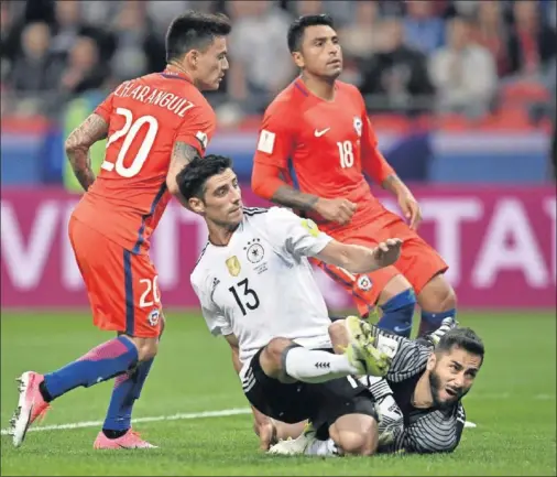  ??  ?? EL EMPATE. Stindl hizo el 1-1 antes del descanso después de superar la salida del meta Herrera y ante la atenta mirada de Aránguiz y Jara.