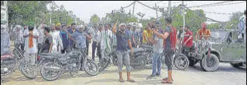  ?? MANOJ DHAKA/HT ?? Farmers gheraoed JJP MLA Devinder Babli’s SUV and raised slogans against him.