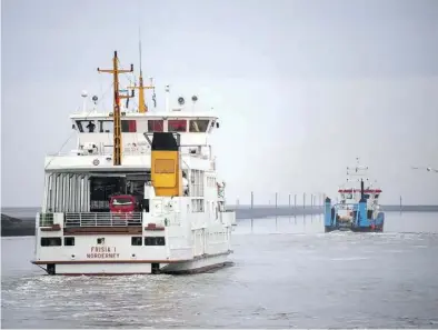  ?? Dpa-bild: Schuldt ?? Die Fähre „MS Frisia I“verlässt den Hafen auf dem Weg nach Norderney. In der Corona-Krise fördert das Land Niedersach­sen gezielt den Verkehr zu den Inseln.