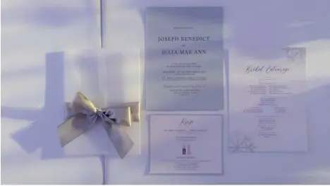  ?? ?? The stationery also echoes the winter theme, which is composed of an elegant set in gray, silver and white, decorated with a delicate snowflake border.