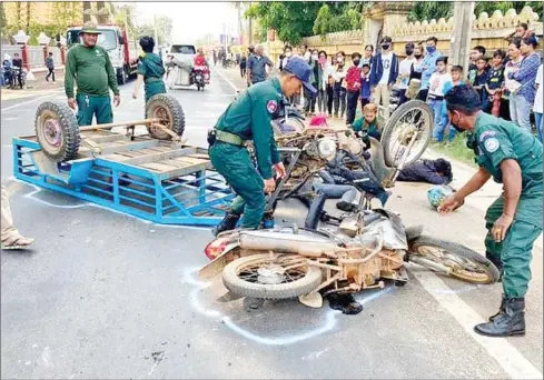  ?? POLICE ?? A road traffic accident in Prek Prasap district of Kratie province on Sunday.