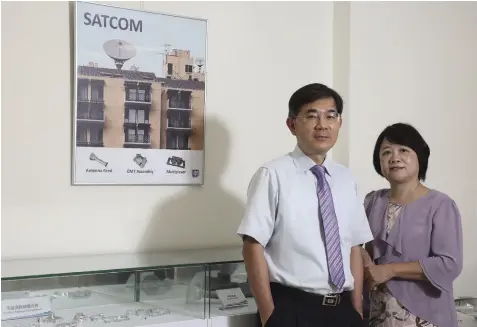 ?? 蘇義傑攝 ?? 遠見記者到訪這天，昇達科董事長陳淑敏（右）特意為丈夫、昇達科總經理吳東義挑­了與自己衣服顏色相稱­的領帶。兩人從小是鄰居，感情好，不曾為創業吵架，是產業裡難得共同創業­的模範夫妻。