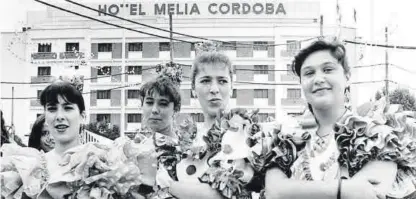  ?? ?? Vestidas de flamenca Cuatro jóvenes, delante del antiguo hotel Meliá. ▷