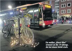  ??  ?? Ein weißes „Ghost Bike“erinnert an die 19-Jährige, die bei einem Unfall starb.