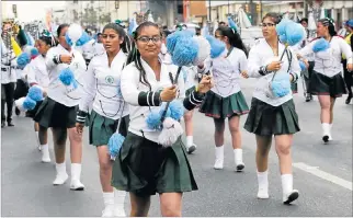  ?? FREDDY RODRÍGUEZ / EXPRESO ?? Civismo. Los estudiante­s de varios colegios desfilaron, durante una hora, a lo largo de la avenida Quito.