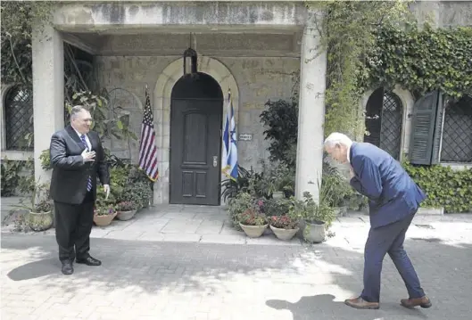  ?? AP / SEBASTIAN SCHEINER ?? El futuro primer ministro de Israel, Benny Gantz saluda a Mike Pompeo, ayer.