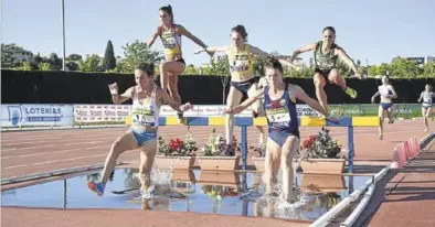  ?? ÁNGEL DE CASTRO ?? El 3.000 obstáculos de la final femenina en la División de Honor, con June Arbeo con el dorsal 9.