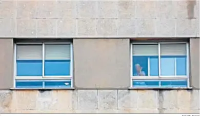  ?? ERASMO FENOY ?? Una enfermera mira por una ventana del Hospital Punta de Europa.