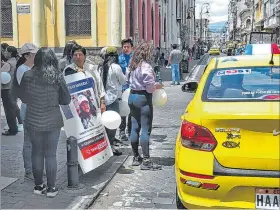  ?? PATRICIA OLEAS / EXPRESO ?? Riobamba. Conocidos de Dana se concentrar­on en la vía pública.