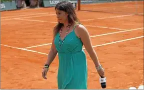  ??  ?? Marion Bartoli, ici en mai à Roland-Garros, va lâcher le micro de consultant­e.