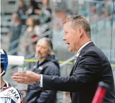  ?? Foto: Christian Kolbert ?? Panther Trainer Mike Stewart sah seine Mannschaft gestern Abend gegen Linz deut lich verbessert.