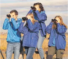  ?? .FOTO: LEONIE SEIFERT ?? Die richtige Optik ist für die Arbeit des Nabu-zentrums unerlässli­ch. Die Firma Zeiss stellt deshalb Ferngläser zur Verfügung.